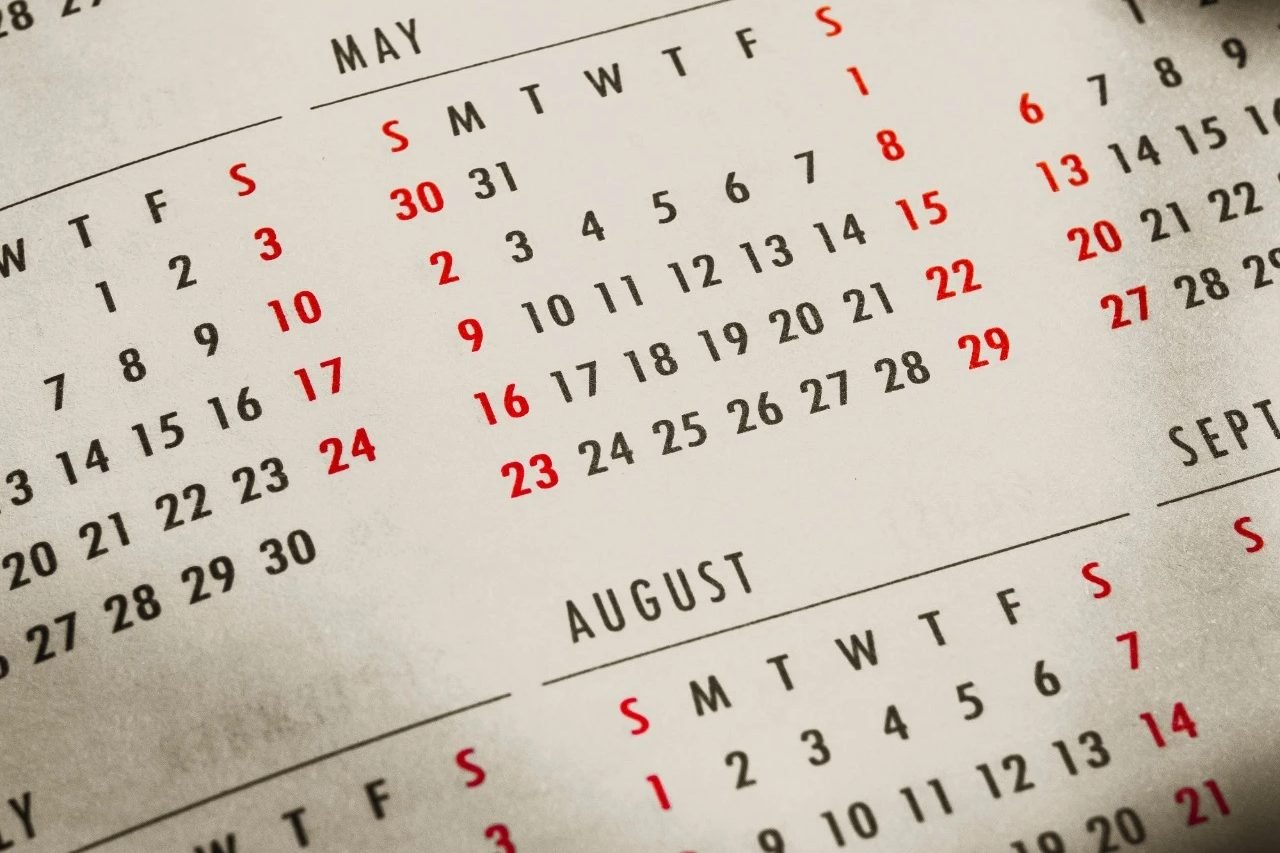 A desk calendar and pen, representing the deadlines that apply to an injury claim.
